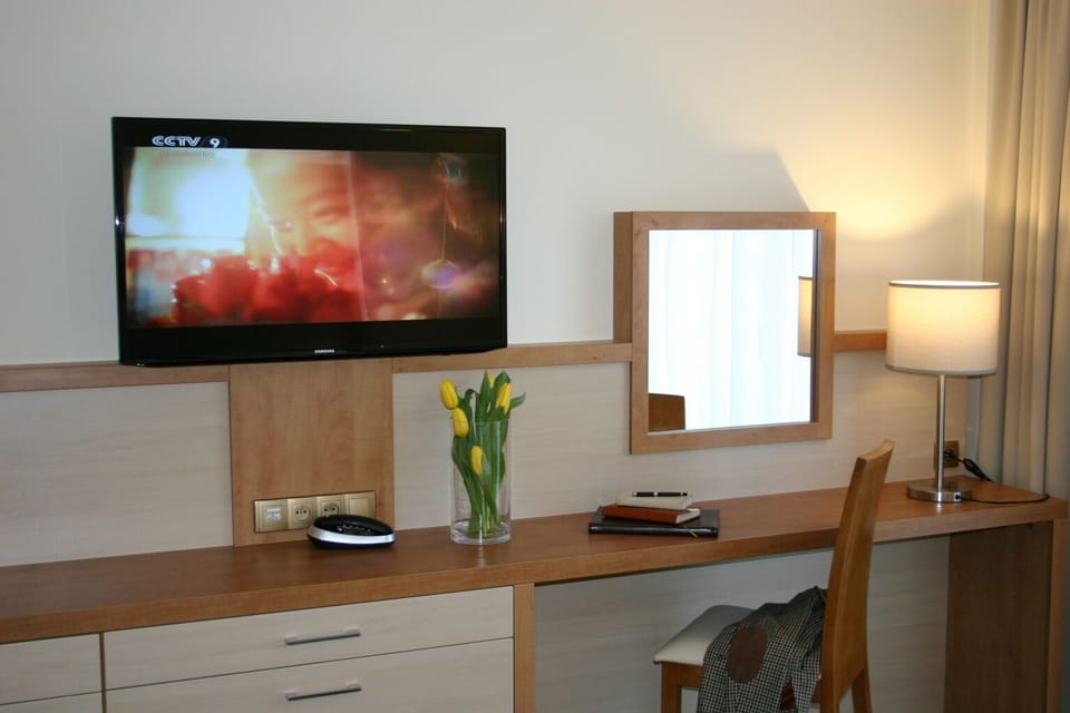 In-room safe, desk, bed sheets