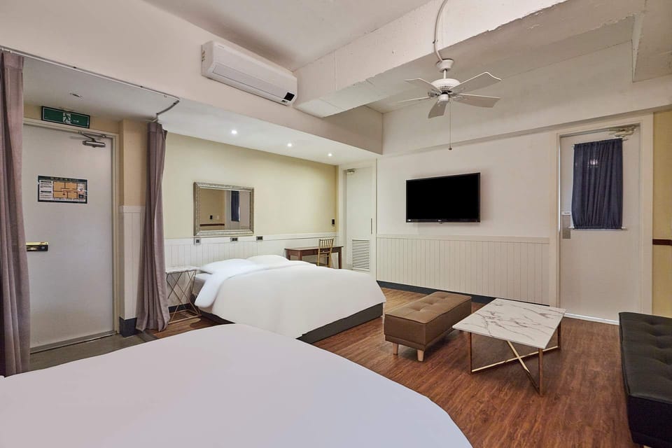 Double Double Deluxe (2Pax,2QueenBeds or 1KingBed,RandomlyAssigned,NoBathtub, AdultsOnly, NoSmoking) | Free WiFi, bed sheets