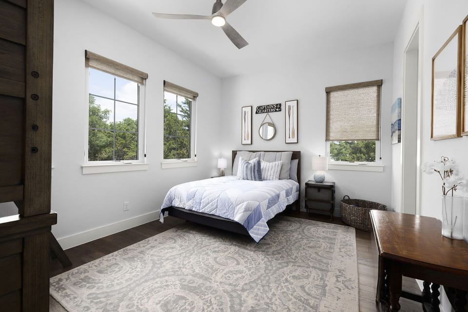 Upstairs bunk room + queen