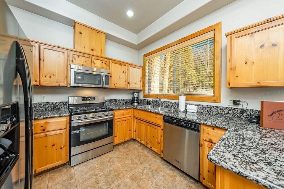 Whether you plan to dine out or eat in, we have you covered. Our kitchen has everything you need to prepare your favorite meals.