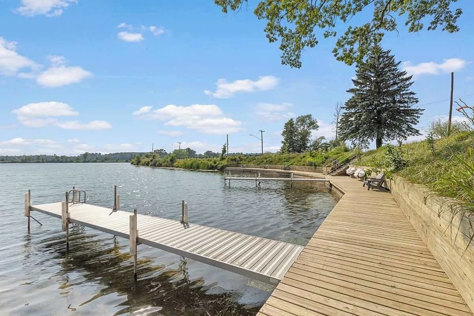 Kayaks/docks/seating on shared waterfront!