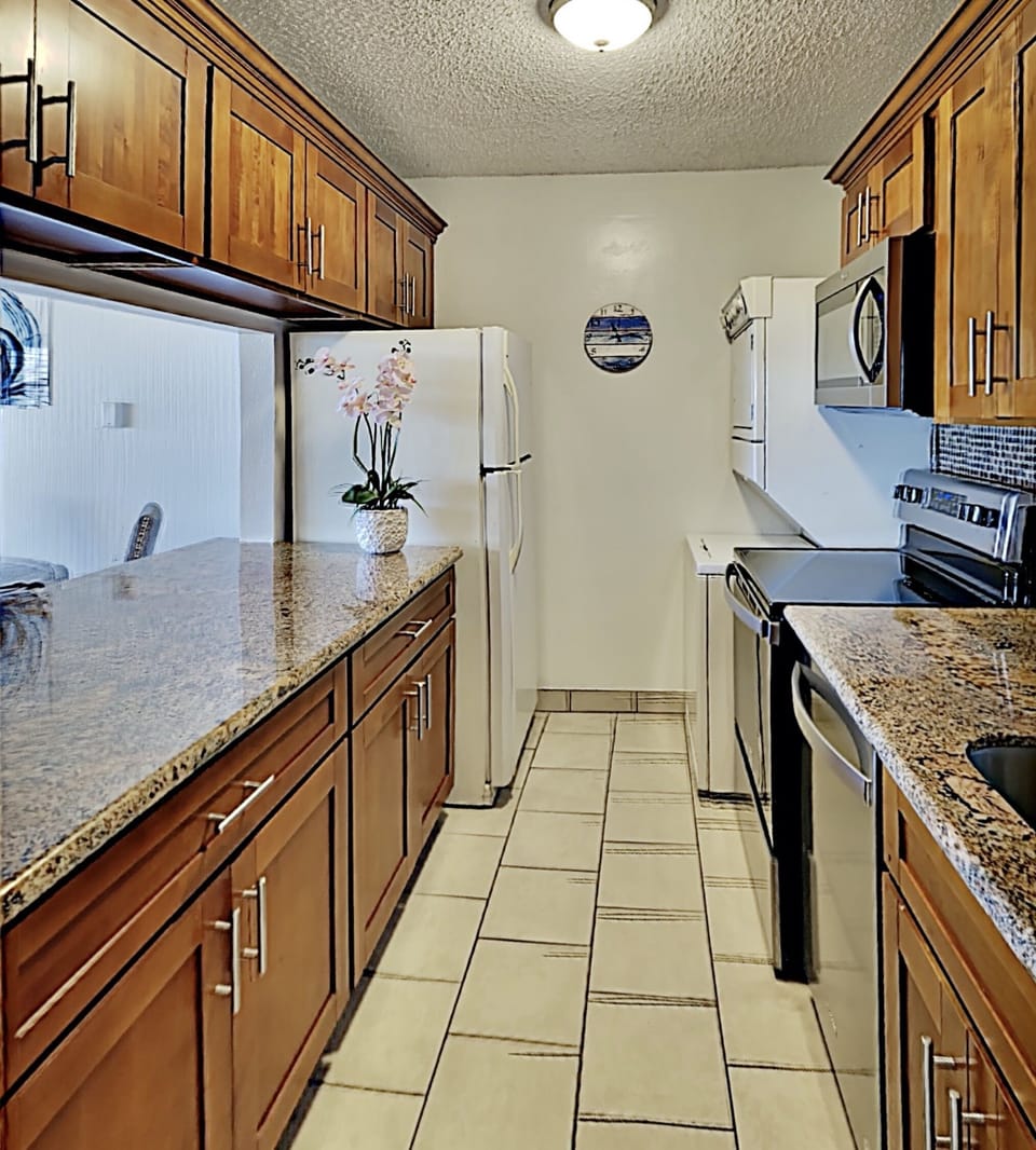 Beautifully decorated kitchen with everything you could need.