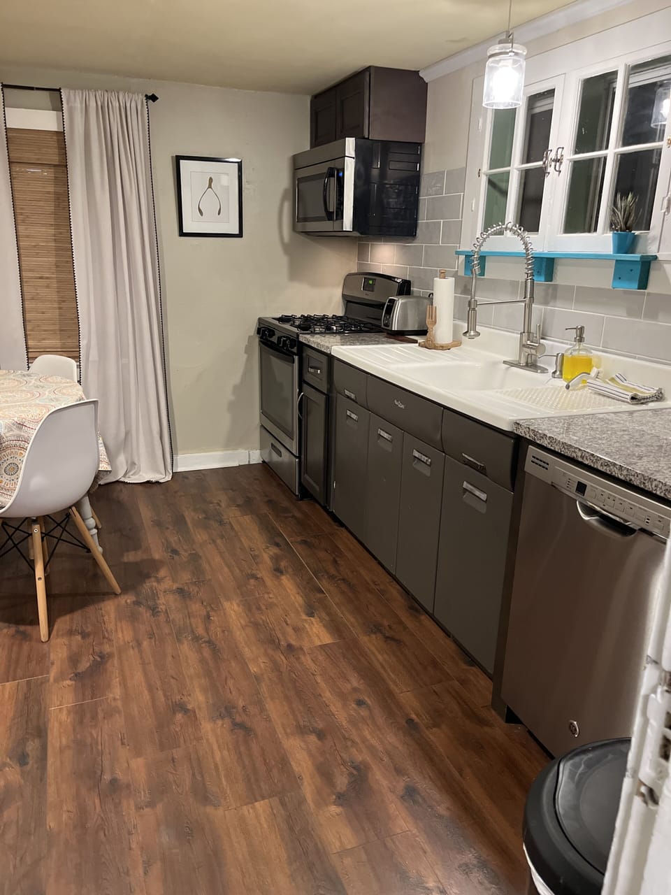 Stainless steel appliances.
Granite countertops.
