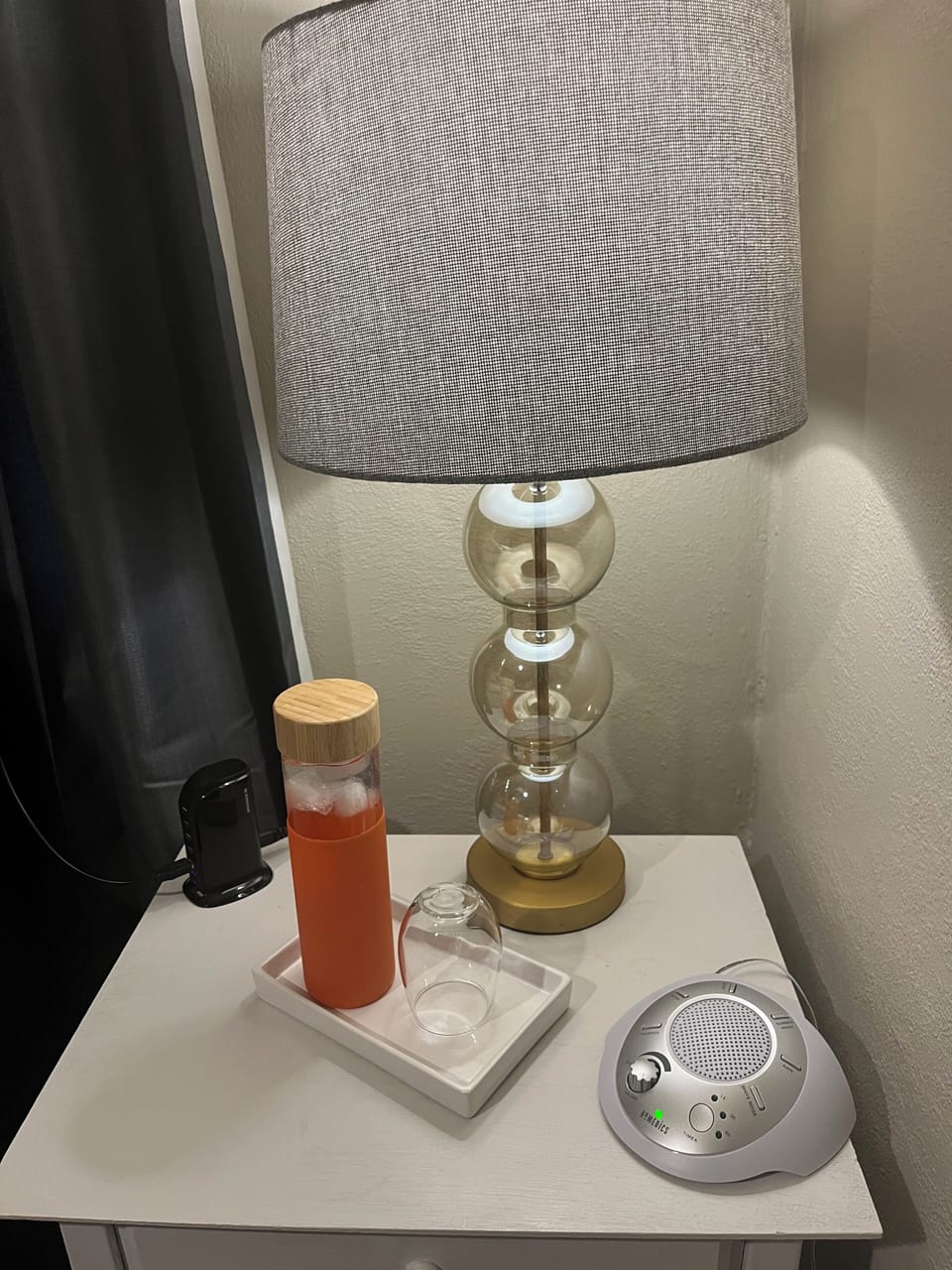 Bedside /
Water carafe.
Sound machine multiple settings.
USB tower / charging.