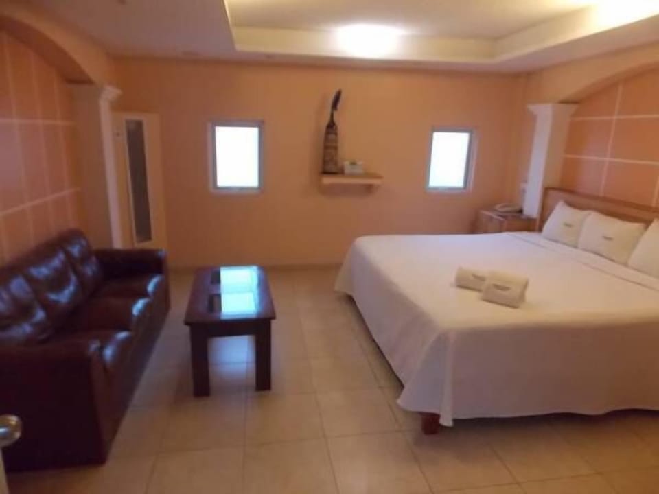 Desk, soundproofing, free WiFi, bed sheets