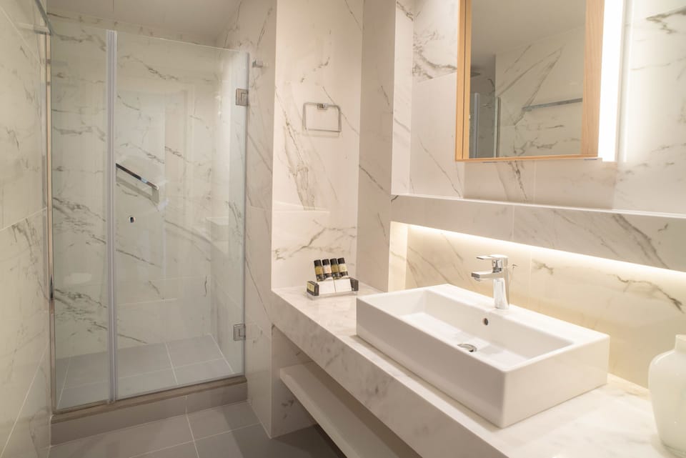 Executive Suite | Bathroom | Rainfall showerhead, free toiletries, hair dryer, towels