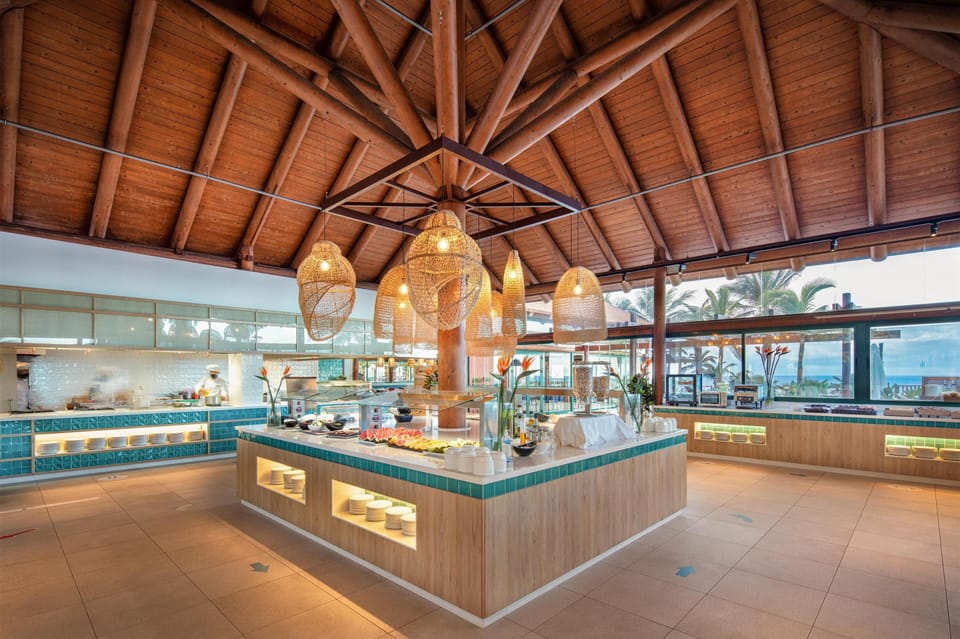 5 restaurants; breakfast, lunch, dinner, and brunch served