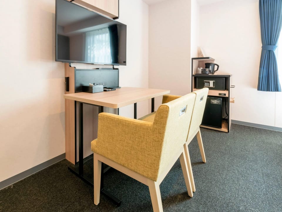 Standard Room, 2 Twin Beds, Non Smoking | In-room safe, desk, laptop workspace, blackout drapes