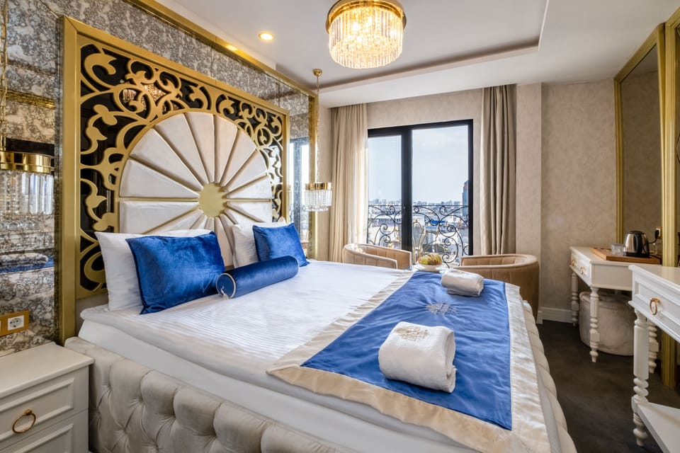Deluxe Room, Lanai, City View | Premium bedding, minibar, in-room safe, desk