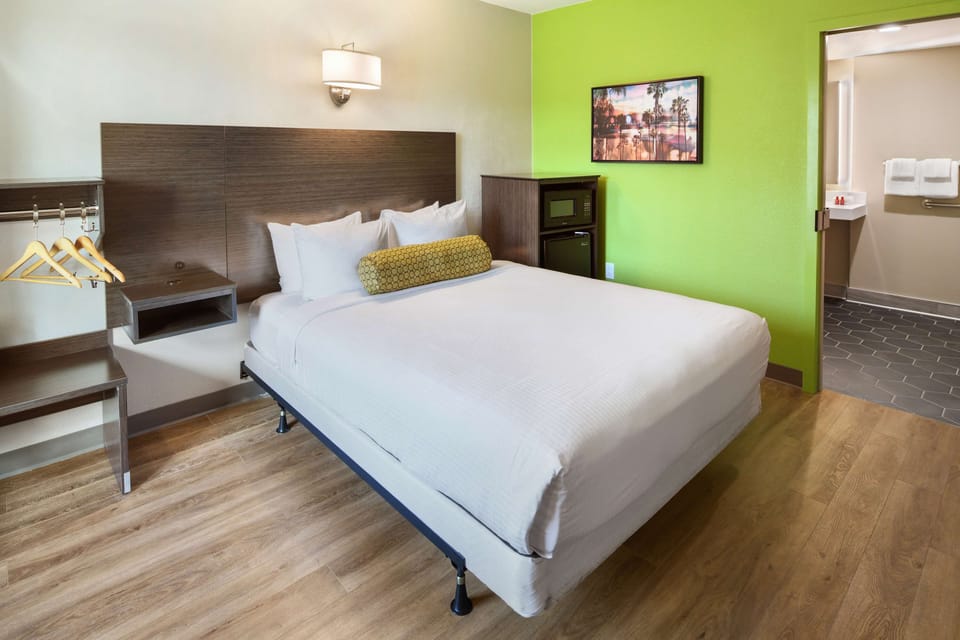 Standard Room, 1 Queen Bed, Accessible, Non Smoking | Desk, laptop workspace, blackout drapes, iron/ironing board