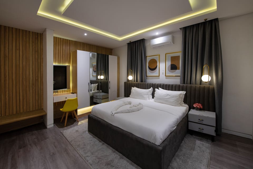 Premium Penthouse, 3 Bedrooms, Pool Access, Lake View | Room amenity