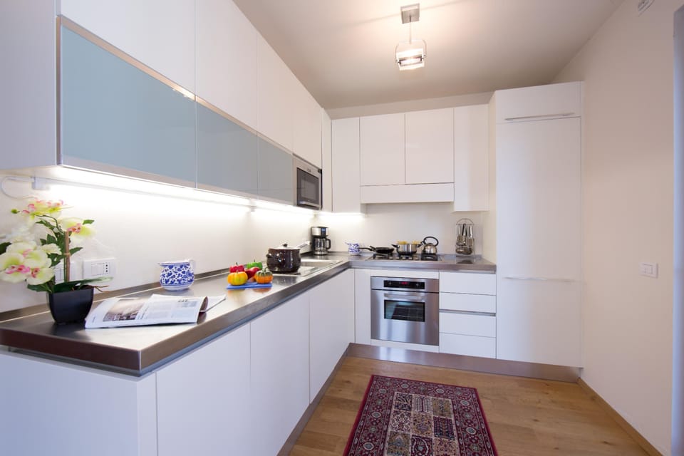 Family Apartment, 3 Bedrooms, 2 Bathrooms, Mountainside (Bellavista Mezzegra) | Private kitchen | Coffee/tea maker, fridge, microwave, oven