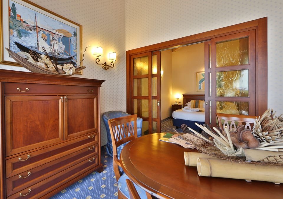 Suite, 1 King Bed | Living room | 32-inch LCD TV with satellite channels, TV, offices
