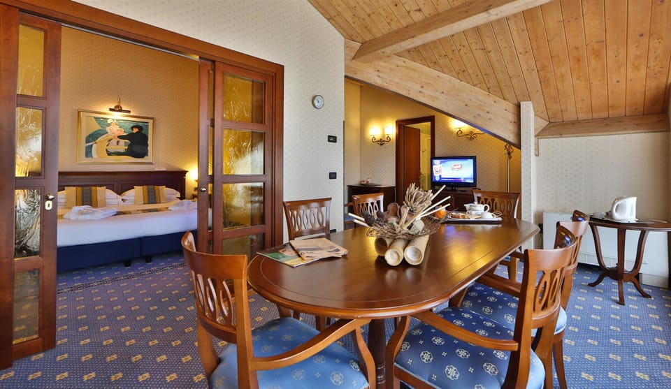 Suite, 1 King Bed | Down comforters, minibar, in-room safe, desk