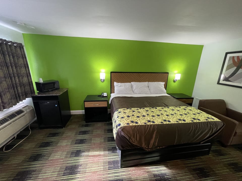 Standard Single Room, 1 King Bed, Non Smoking | Desk, free WiFi, bed sheets