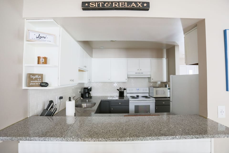 Kitchen and breakfast bar area, charging stations.