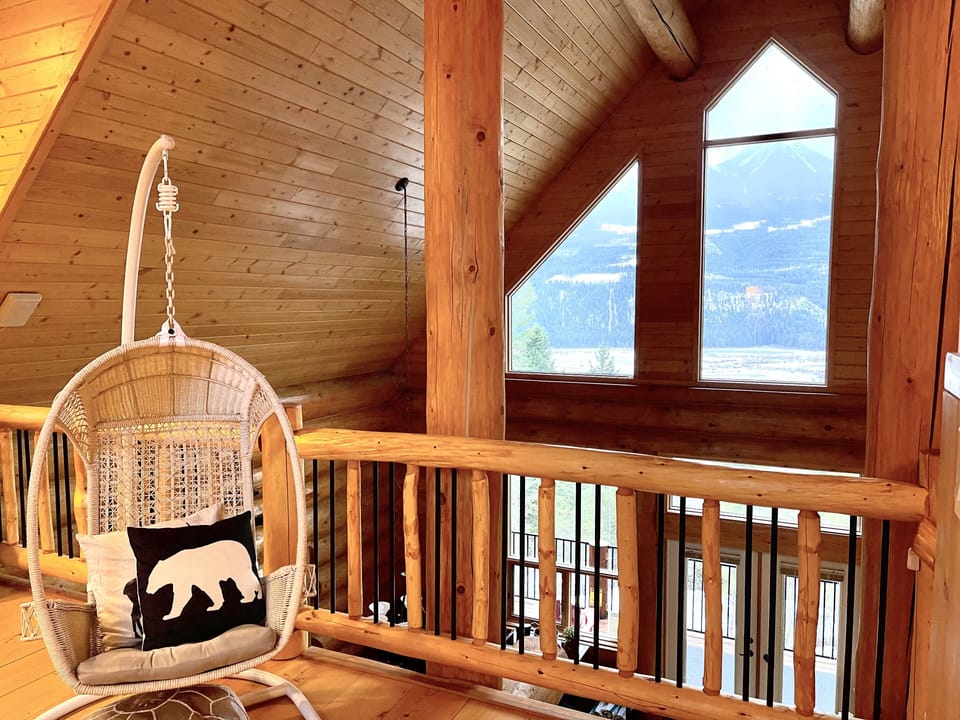 Spectacular mountain views in beautiful log chalet Chalet in Columbia-Shuswap A