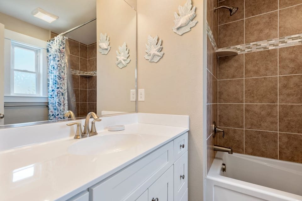 KDN9511: Z's Escape l Top Level Bedroom 1 Private Bath