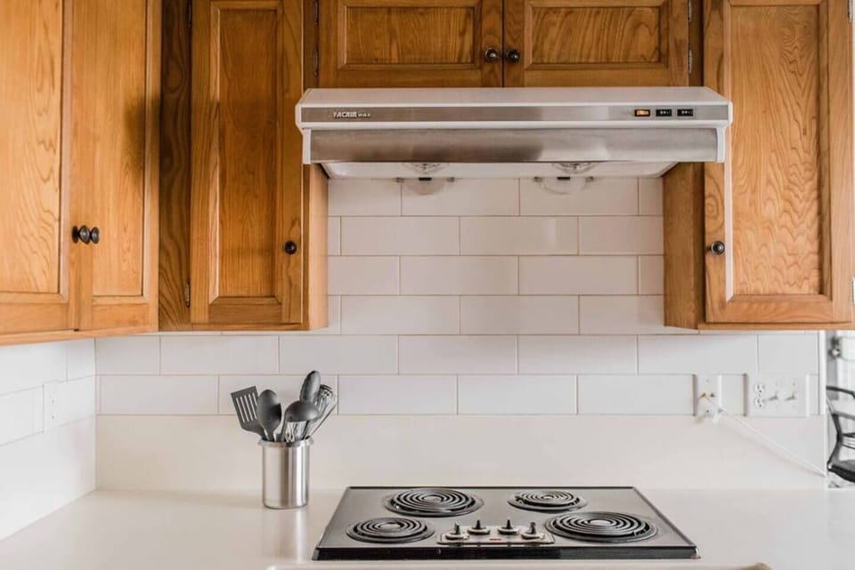 Stove + kitchen utensils