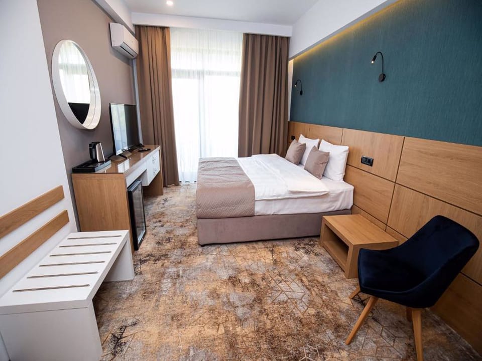 Double Room | Minibar, in-room safe, desk, iron/ironing board
