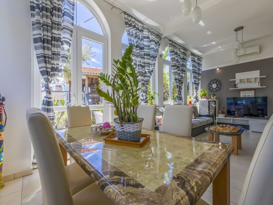 Villa | Dining