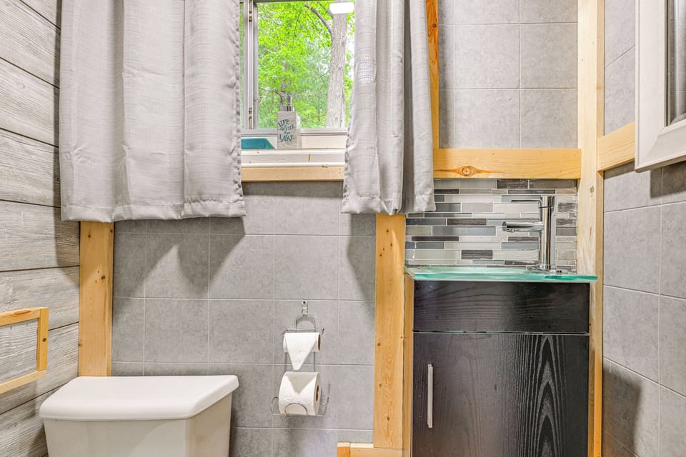 Full Bathroom | Towels & Linens Provided | Shower
