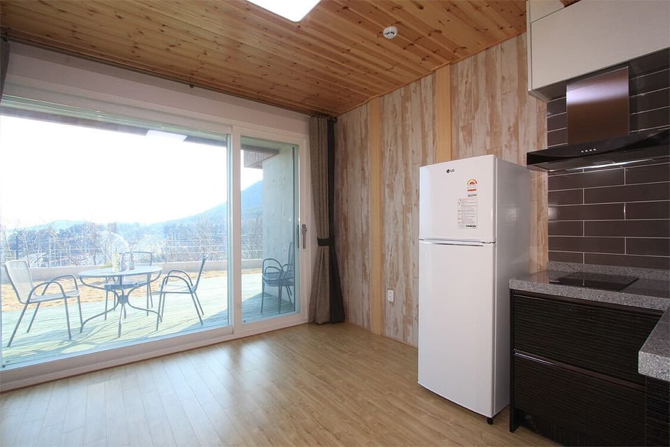 Room (Bed Type or Korean Ondol Type) | Private kitchenette | Fridge, microwave, stovetop, rice cooker