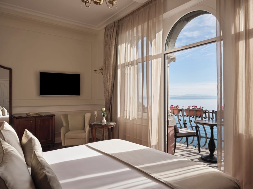 Deluxe Double Room Sea View and Balcony | Hypo-allergenic bedding, minibar, in-room safe, desk