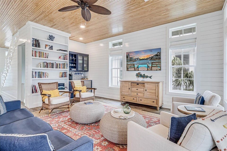 Living Room & Beverage Bar, 2nd Floor