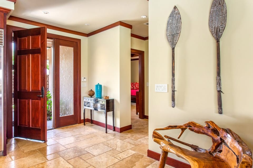 Inviting foyer with elegant island décor, setting the tone for your stay in this refined Mauna Kea retreat.