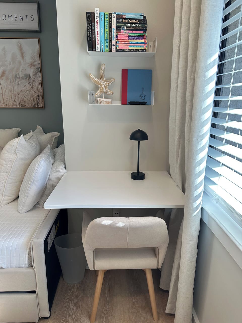 Desk in Guest room 1