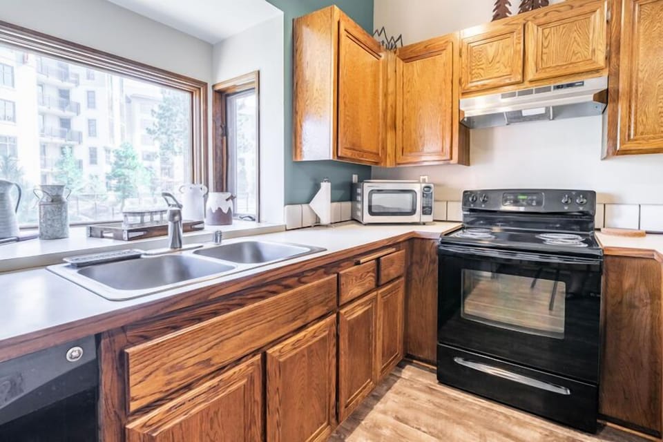 Fully Equipped Kitchen - Kitchen Bar with 3 Stools