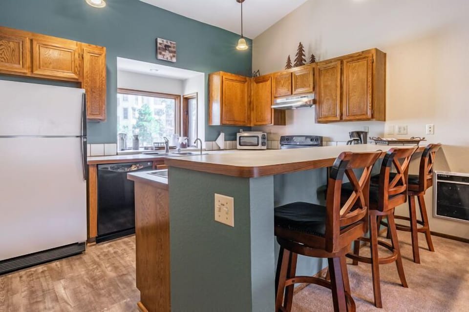 Fully Equipped Kitchen - Kitchen Bar with 3 Stools