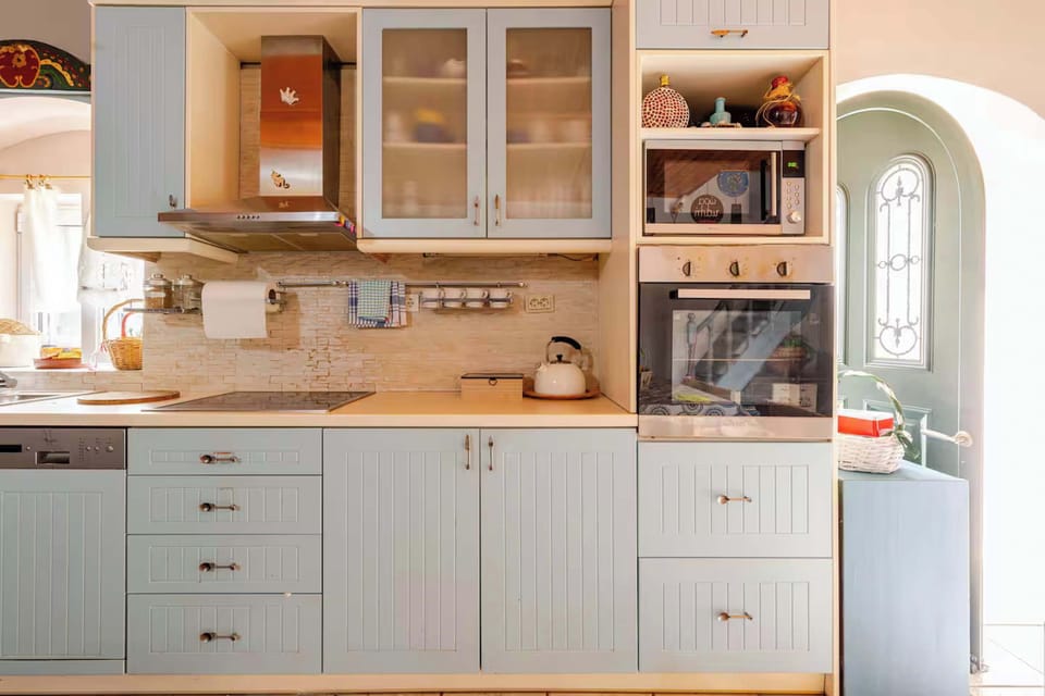 Full Kitchen View – Spacious, fully equipped kitchen with oven, stovetop, and ample counter space for cooking family meals.