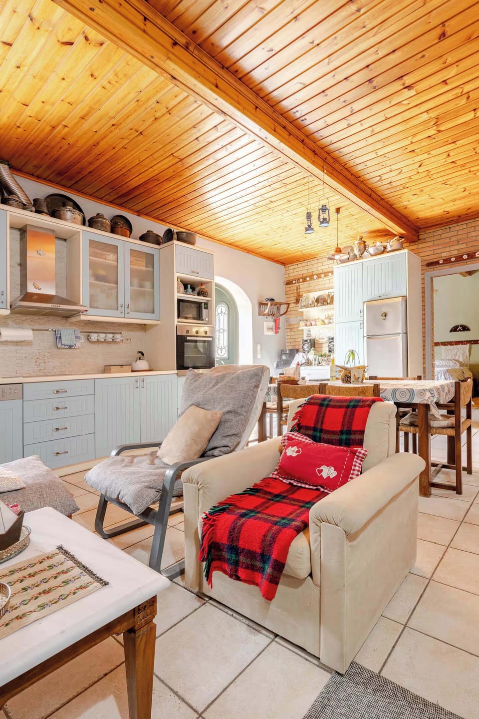 Cozy Kitchen Corner – Country-style kitchen with modern amenities, tiled backsplash, and wooden cabinetry.