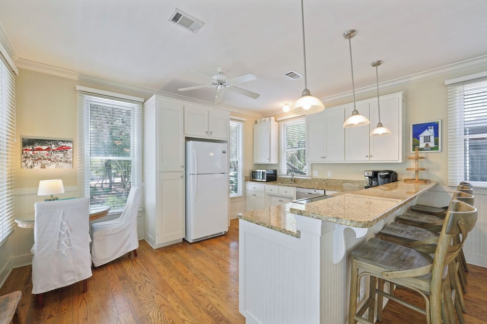 KITCHEN W/BREAKFAST BAR SEATING FOR FOUR