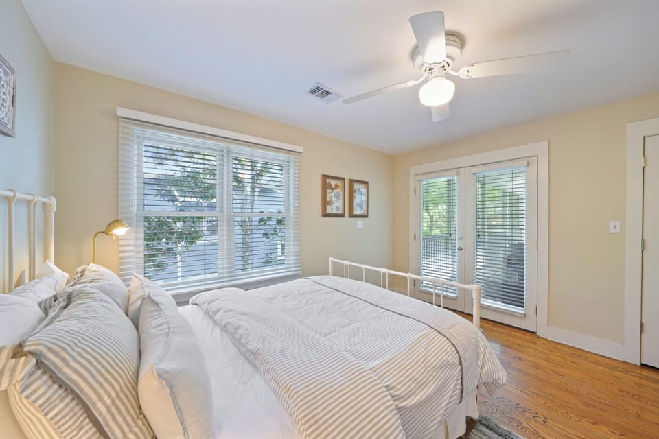 QUEEN ROOM W/PORCH ACCESS AND SHARED FULL BATHROOM