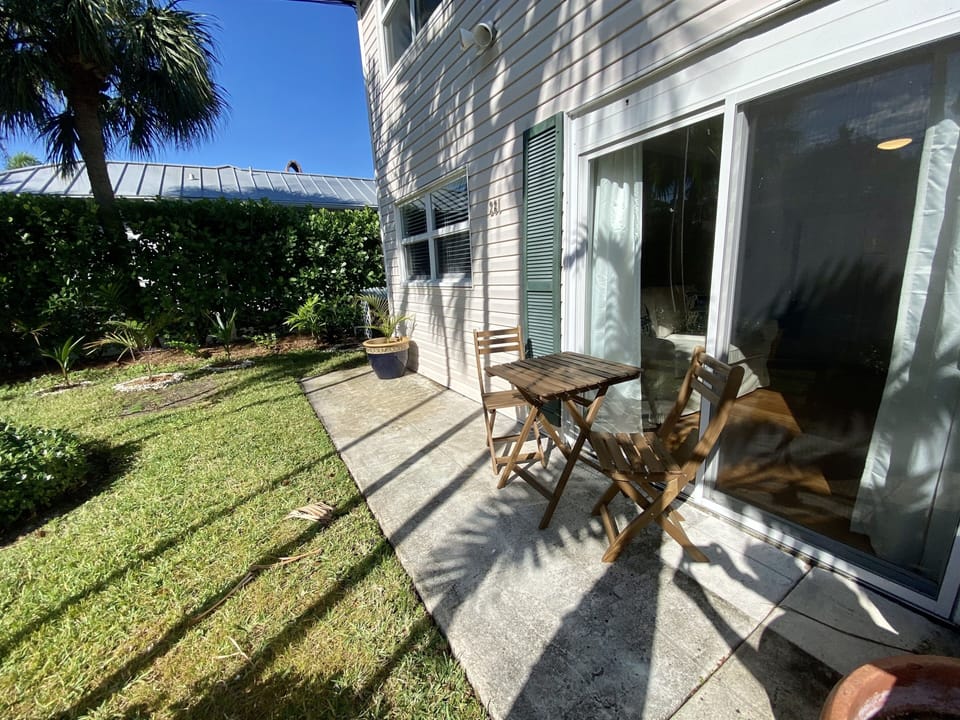 Outdoor area (soon to be hedged)