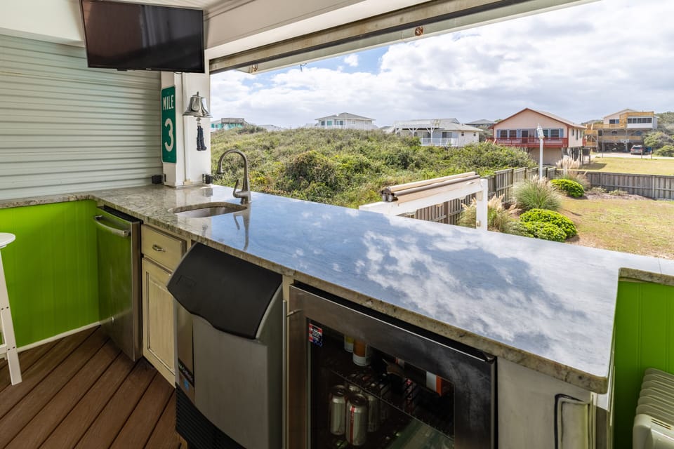 Tiki Bar - equipped with ice maker, dishwasher, industrial cooler & beer fridge