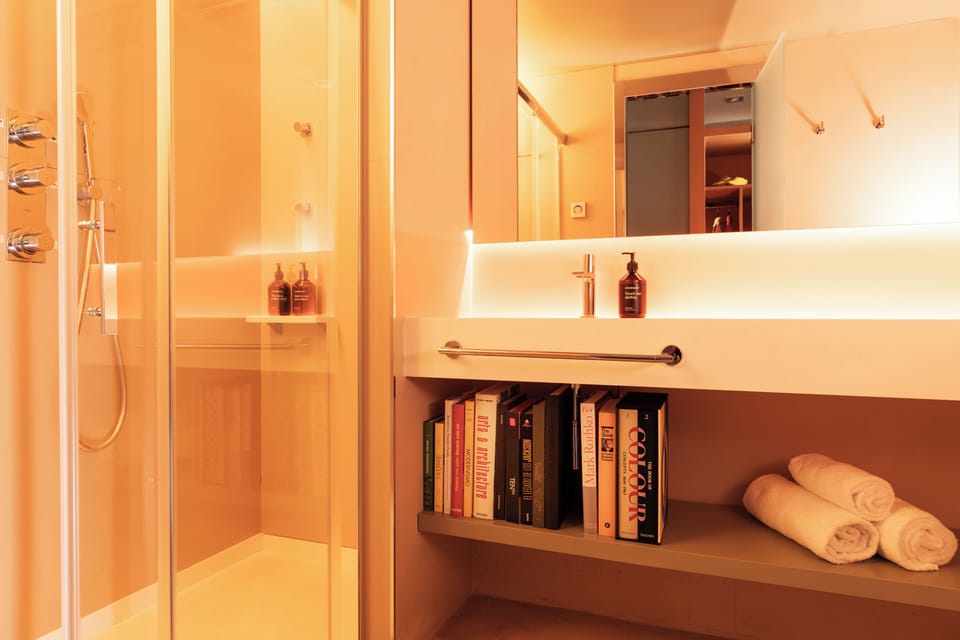 Shower, hair dryer, towels, shampoo