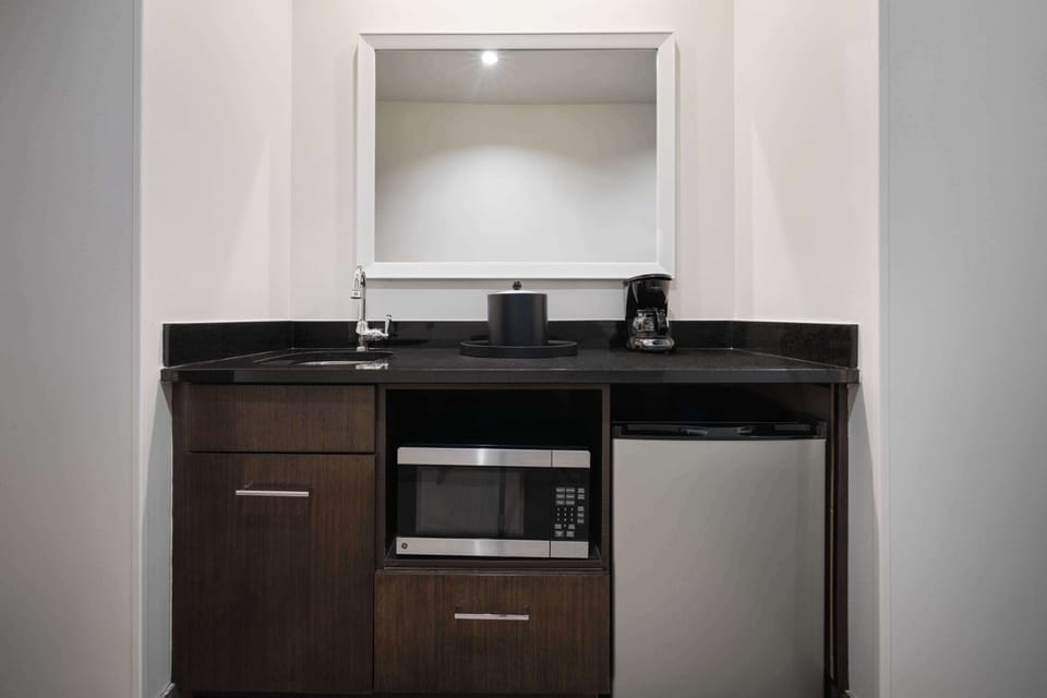 King Studio Suite | Premium bedding, in-room safe, desk, laptop workspace