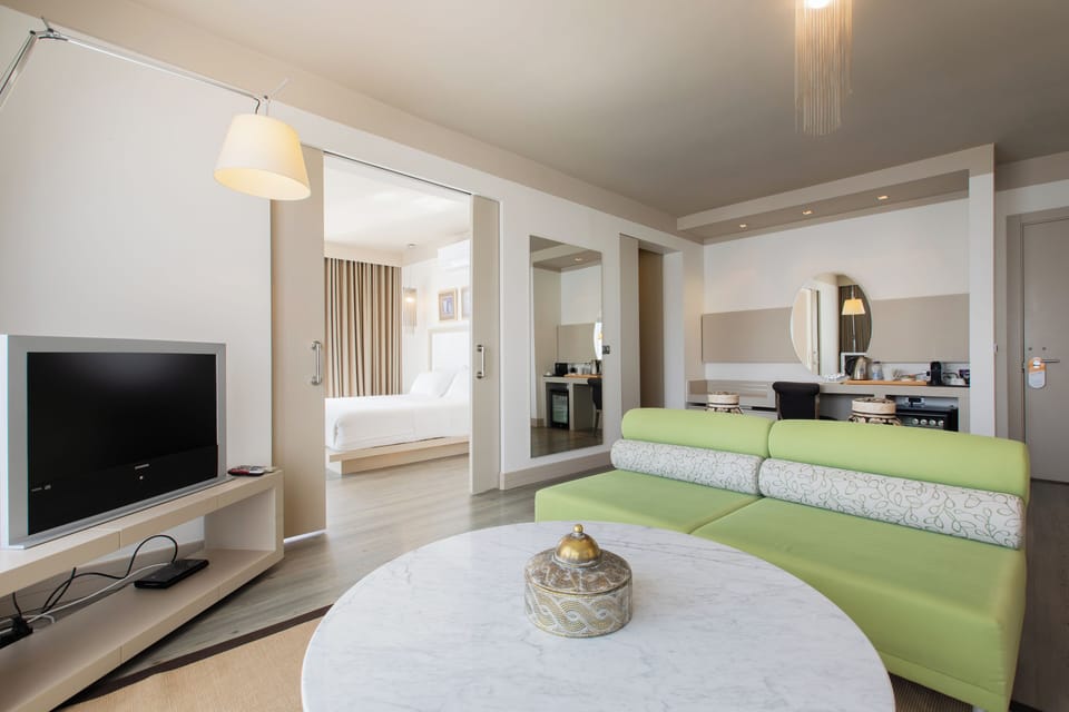 Suite | Premium bedding, minibar, in-room safe, blackout drapes