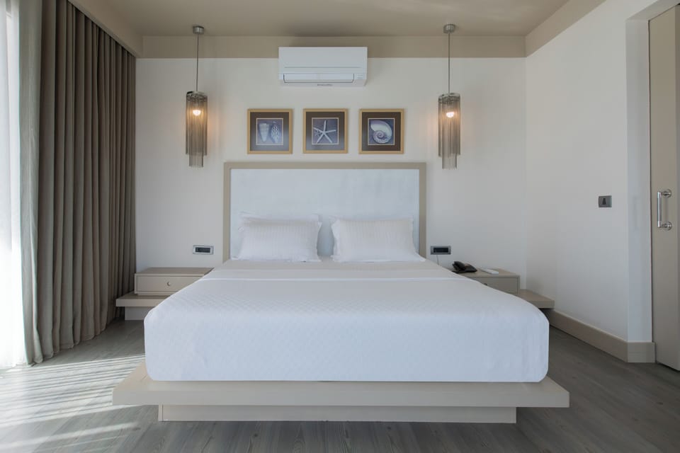 Suite | Premium bedding, minibar, in-room safe, blackout drapes