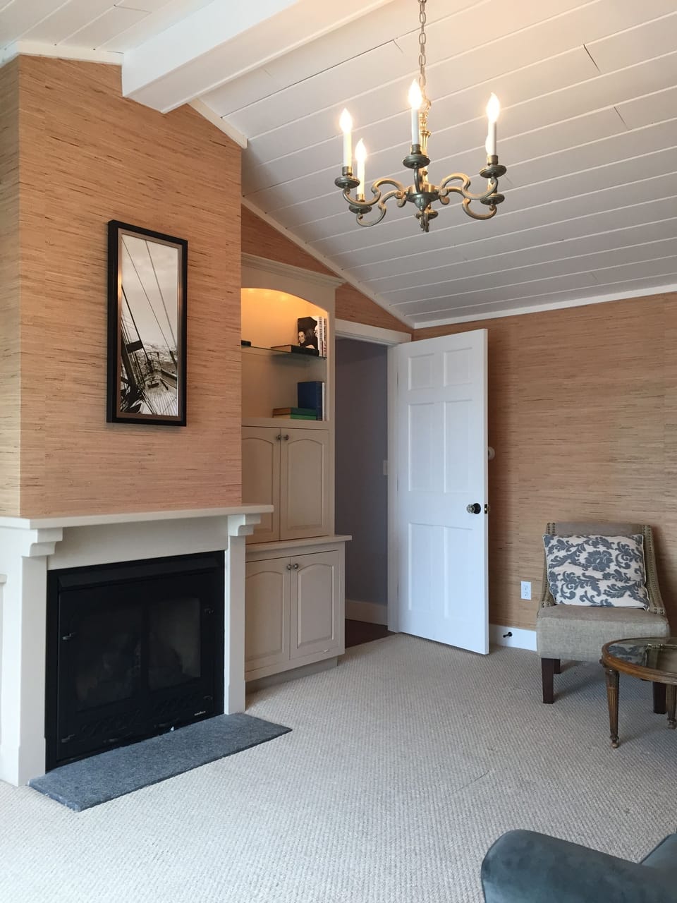 A cozy gas fireplace in Room No. 4