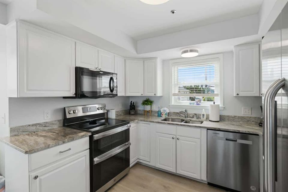 Kitchen Paradise: Bright and airy kitchen with modern appliances and stunning ocean views!