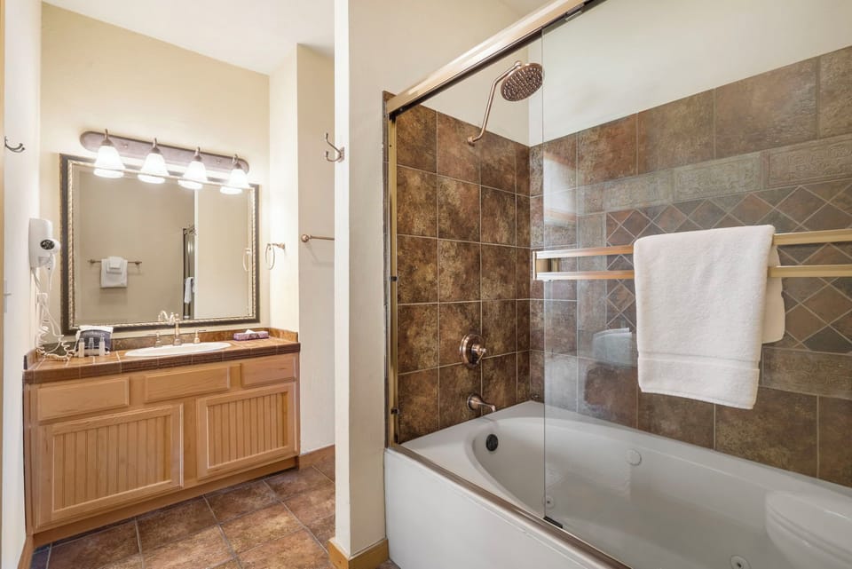 Main Level  Bathroom- Jetted Tub