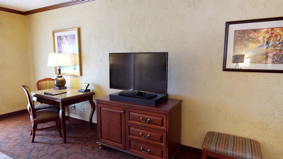 Premium bedding, in-room safe, desk, blackout drapes