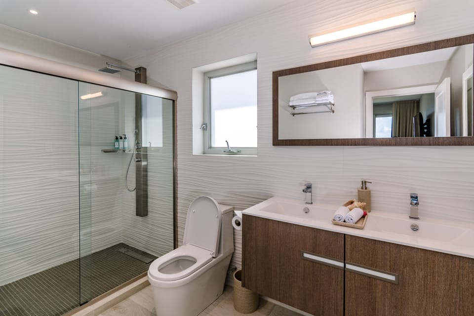 Master ensuite bathroom