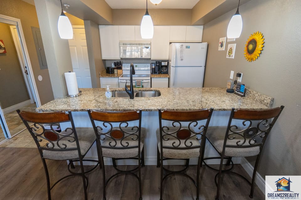 Breakfast Bar and Kitchen