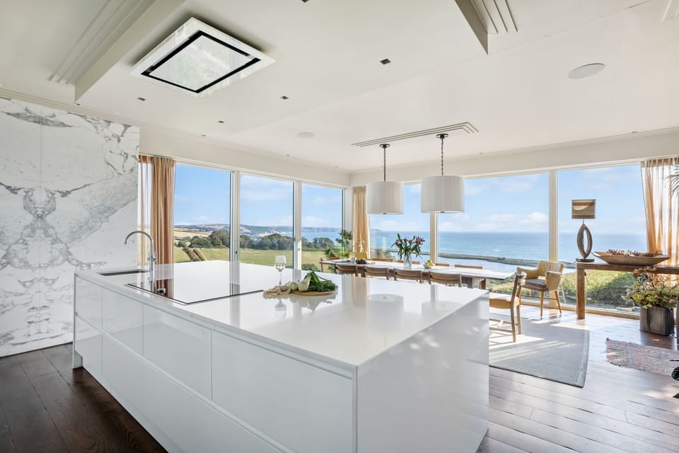 Kitchen with cooker, dishwasher and sea views - Golden Meadow